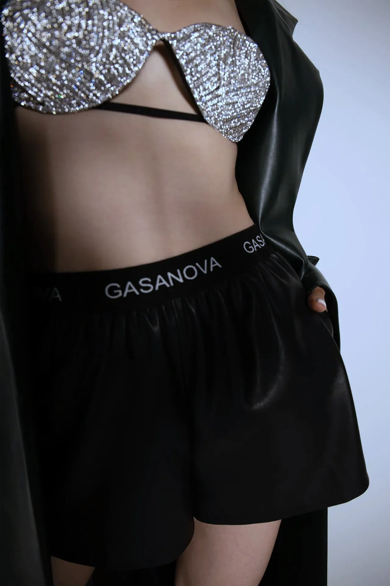 Branded elastic shorts
