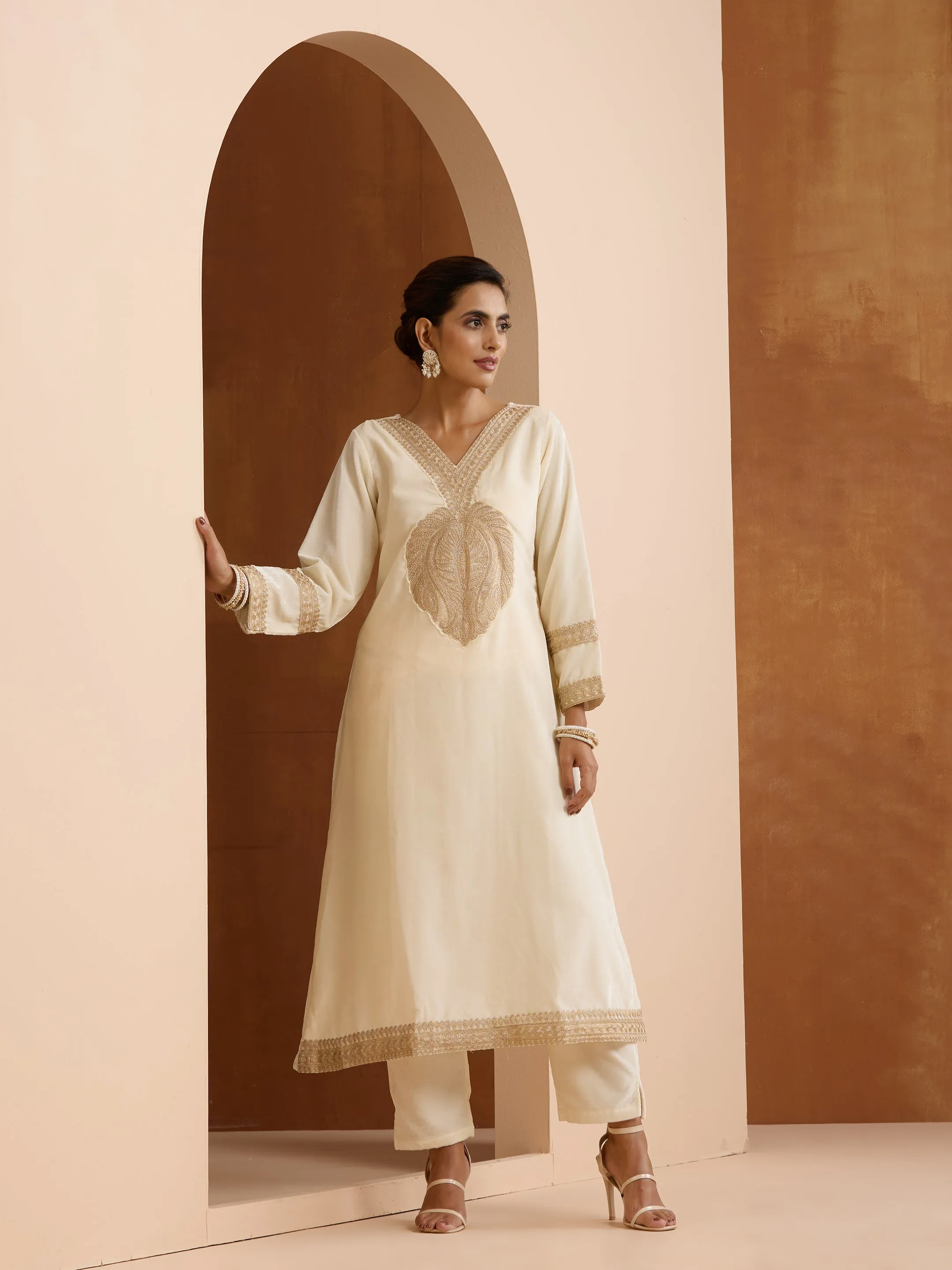 ISHIN Women off white Velvet 3pcs kurta set